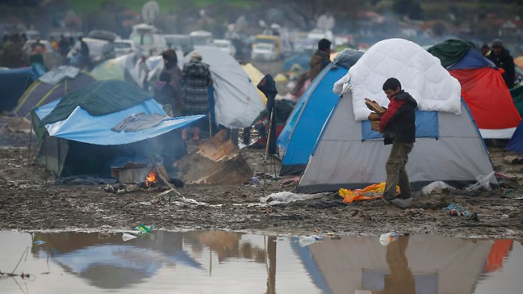 Ein Junge in Idomeni mit etwas Feuerholz.