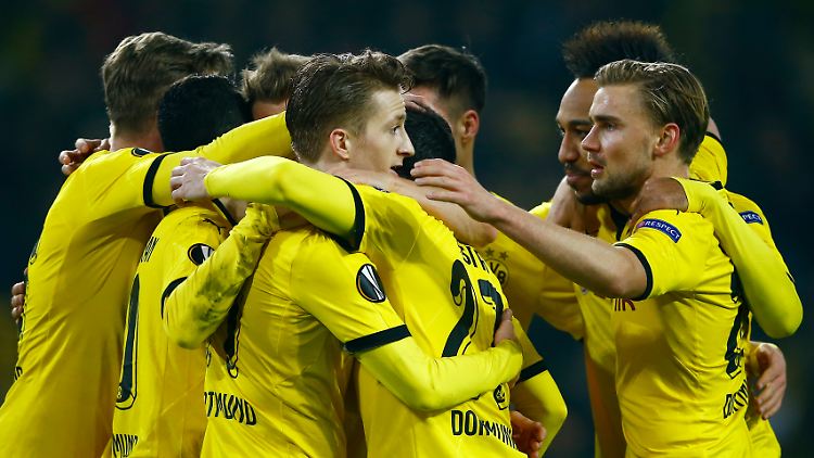 Jubel nach dem dritten Dortmunder Tor: Marco Reus lässt sich von den Kollegen feiern.