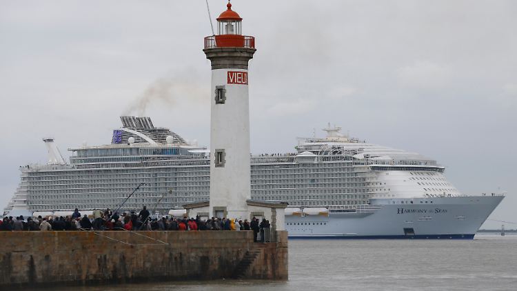 Tausende Schaulustige verfolgten das Manöver vor Frankreich.