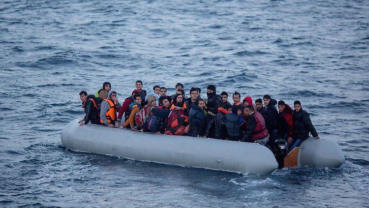 Die Boote, mit denen die Migranten übersetzen, sind oft heillos überfüllt (Archivbild).