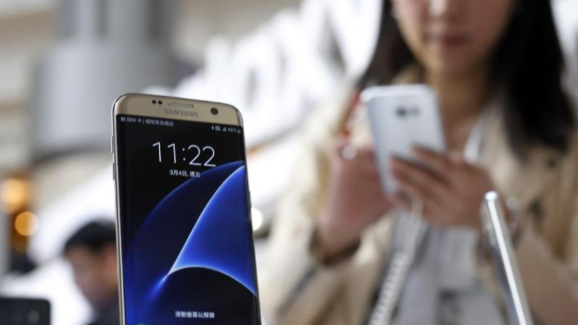 Der Apple-Konkurrent aus Südkorea will mit den neuen Smartphones im immer härter umkämpften Markt seine Stellung behaupten. Foto: Ritchie B. Tongo