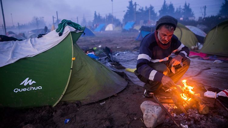 Tausende Flüchtlinge harren unter katastrophalen Bedinungen in Idomeni aus.