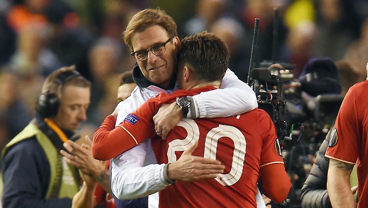 Jürgen Klopp herzt Adam Lallana.