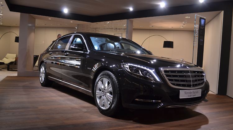 Über eine Treppe, abseits des Messetrubels, findet man den Mercedes-Maybach s 600 Guard.