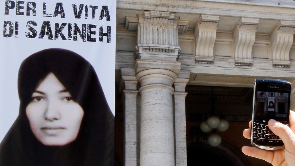 Ein Unterstützer Aschtianis fotografiert ein Banner, das bei einer Demonstration in Rom im September aufgehängt wurde. Die Reporter wollten offenbar ein Interview mit der Verurteilten führen.