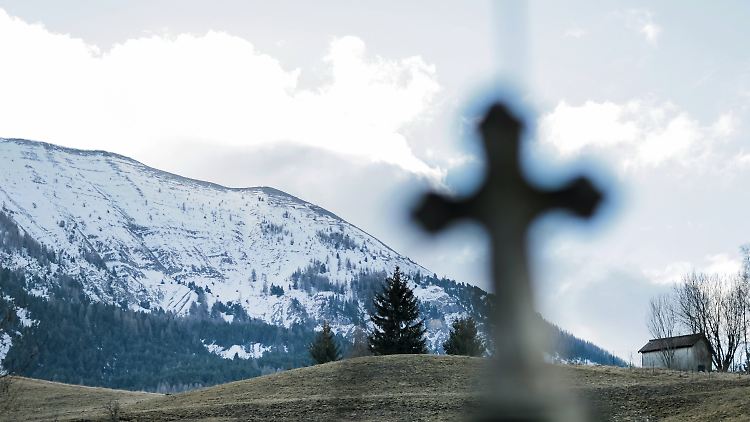 Grabkreuz nahe der Gemeinschaftsgrabstelle der Opfer des Germanwings-Absturzes in den französischen Alpen. 