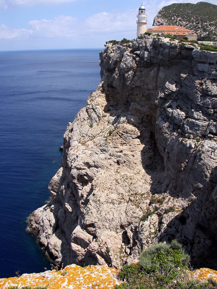 Am Leuchtturm an der Cala Llebeig fallen die Klippen tief ab.
