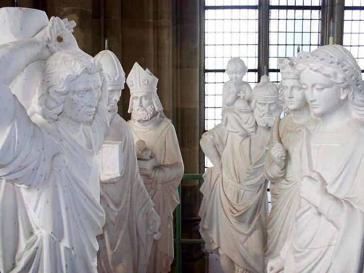Illustre Runde hoch über dem Kirchenschiff - Bischöfe, Königinnen, Heilige und Märtyrer sind nicht die einzigen Figuren, die sich auf dem Dach des Doms finden.