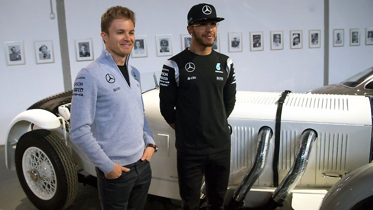 Gequältes Lächeln für die Presse: Mercedes-Dauerrivalen Nico Rosberg und Lewis Hamilton.
