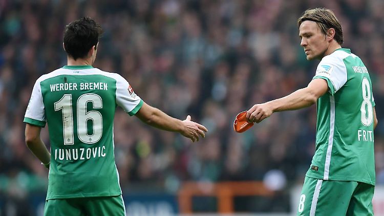 Bremens Gelb-Schinder Zlatko Junuzovic und Clemens Fritz (r.) müssen zahlen statt zuschauen. Ob das hochbezahlte Bundesligaprofis wirklich von Schummeleien abhält?
