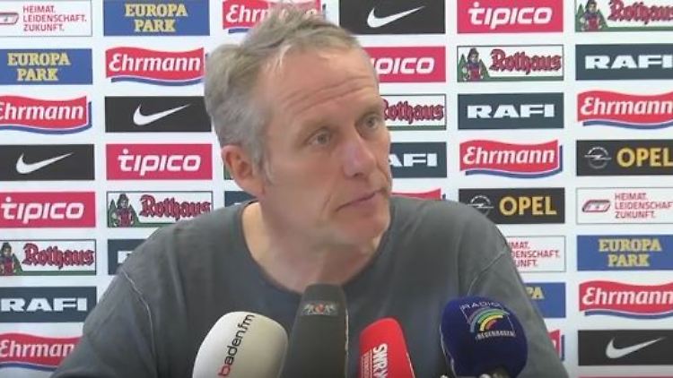 Freiburgs Trainer Christian Streich hat seine Spieler zur Briefwahl aufgerufen.