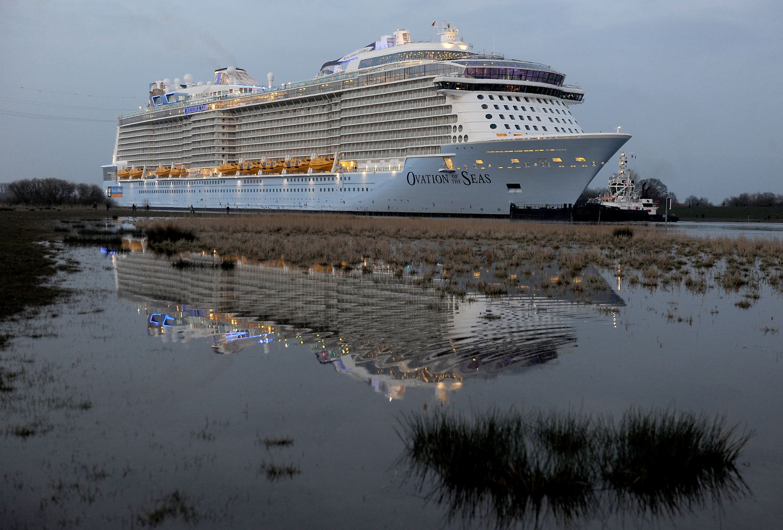 Die Papenburger Meyer Werft hat mit der Überführung eines neuen Riesen-Kreuzfahrtschiffes zur Nordsee begonnen.