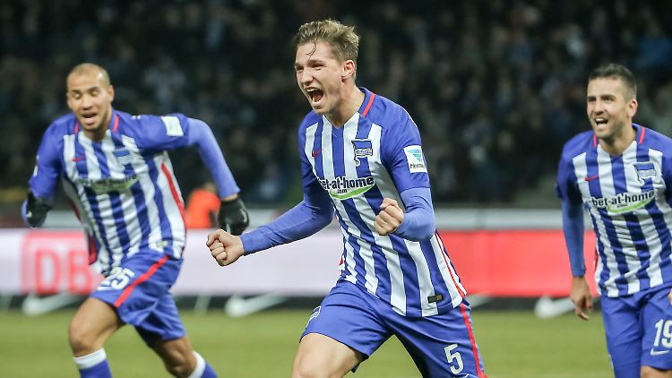 Niklas Stark jubelt nach dem Treffer zum 2:0.