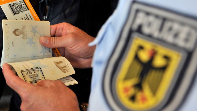 Derzeit werden laut de Maizière zwar Visa ausgestellt, aber nicht erfasst, ob jemand tatsächlich ein- oder ausreise.