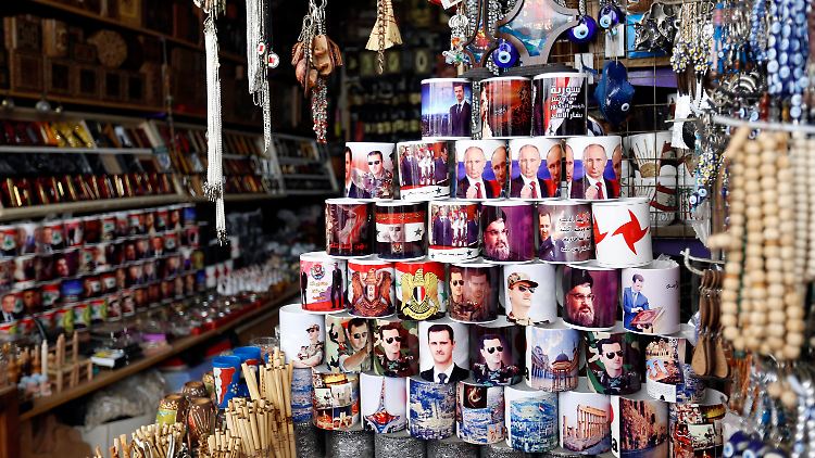 Ein Geschäft in Damaskus verkauft Tassen mit den Konterfeis von Assad, Putin und des Hisbollah-Chefs Nasrallah.