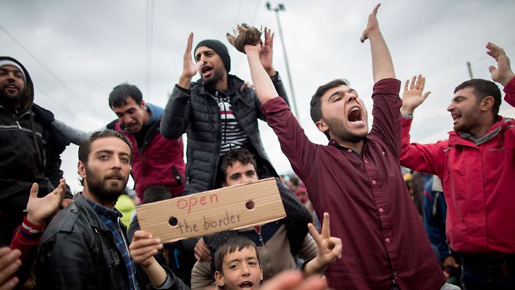 Bei den Flüchtlingen mischt sich Wut mit Verzweiflung angesichts ihrer ausweglosen Situation.
