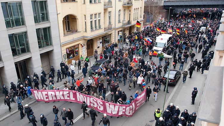 Parteien, Gewerkschaften, Kirchen, linke Gruppen und der Türkische Bund hatten zu der Gegendemonstration aufgerufen.