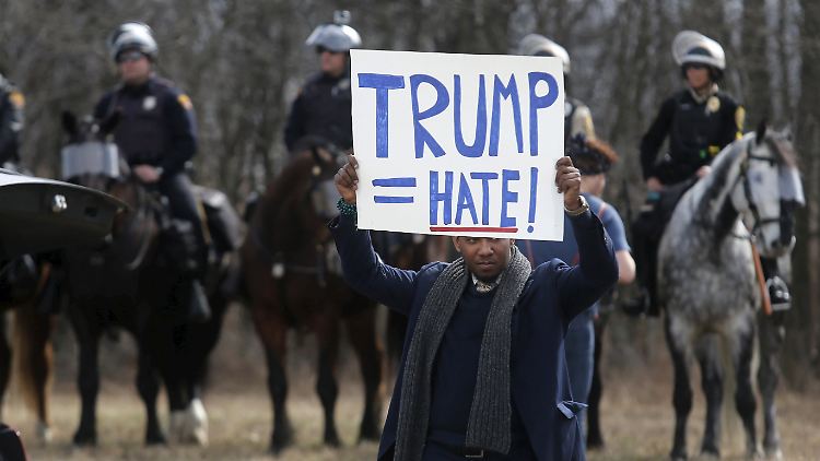 Die Protestierenden haben eine eindeutige Botschaft über Trump. 