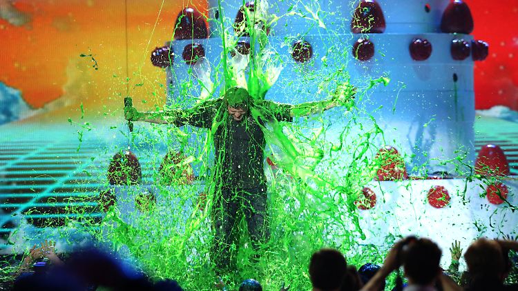 Dieses Mal erwischte die grüne Glibber-Dusche auch Blake Shelton. Seine Freundin Gwen Stefani war entzückt.