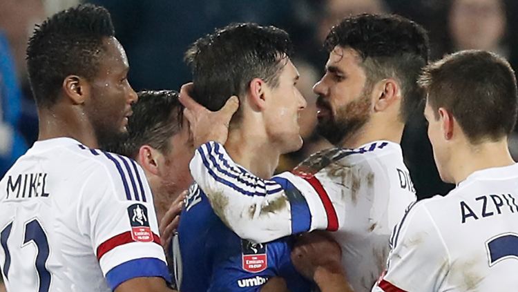 Diego Costa beim Infight mit Evertons Gareth Barry. Beide erlebten das Spielende nicht auf dem Platz.