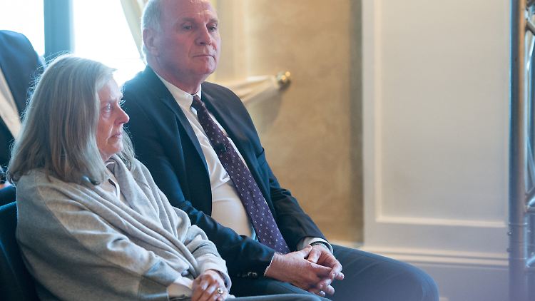 Die Laudatio auf seinen Freund Jupp Heynckes war für Uli Hoeneß nach seiner Haftstrafe der erste große Auftritt außerhalb Münchens.