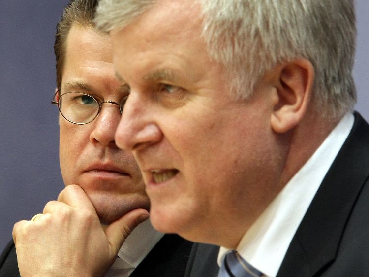 Ablösung? CSU-Chef Seehofer muss sich Gerüchten erwehren, er habe Guttenberg bereits seinen Stuhl angeboten.