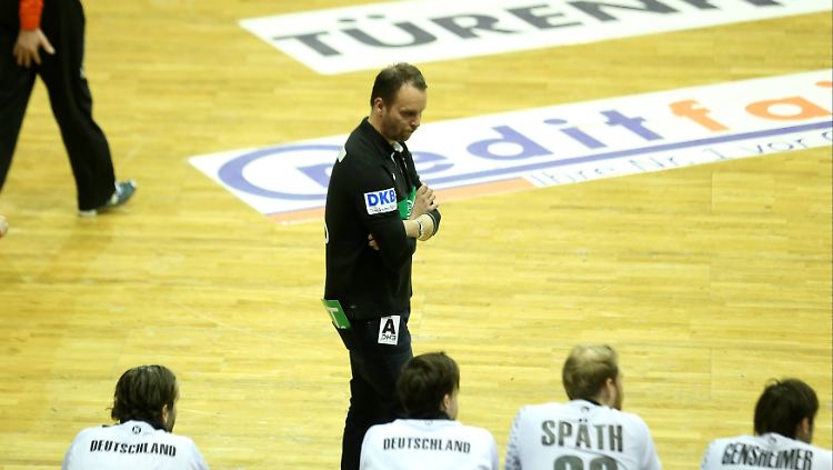 Die Niederlage gegen Katar wurmt Deutschlands Coach Dagur Sigurdsson.