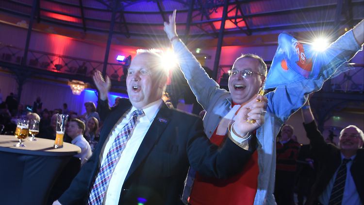 AfD-Anhänger freuen sich in Stuttgart über den Erfolg ihrer Partei.