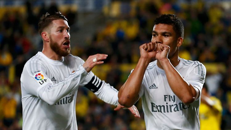 Sergio Ramos (l.) freut sich mit Casemiro über dessen Tor in fast letzter Minute.