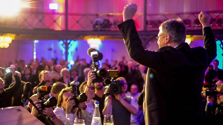 In Stuttgart bejubelt AfD-Spitzenkandidat Jörg Meuthen das Wahlergebnis.