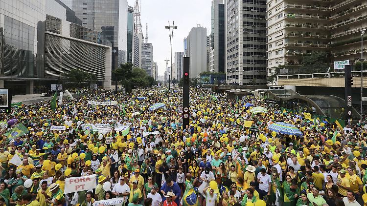 Insgesamt drei Millionen Menschen in Brasilien sind auf die Straße gegangen.