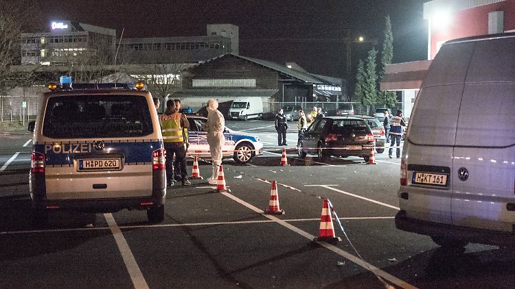 Auf einer Hochzeitsfeier in Hannover fallen Schüsse. Eine Frau stirbt. Anschließend sichert die Polizei den Tatort.