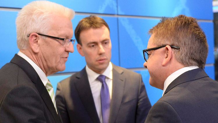 Die Spitzenkandidaten von Grünen, SPD und CDU - Winfried Kretschmann, Nils Schmid und Guido Wolf (v.l.) - werden mit der FDP in den kommenden Wochen über eine Koalition verhandeln.