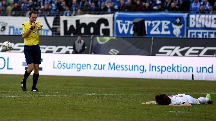 Ein konsequenter, aber umstrittener Pfiff: Schiedsrichter Bastian Dankert gibt Elfmeter für Augsburg - in der letzten Minute des Spiels.