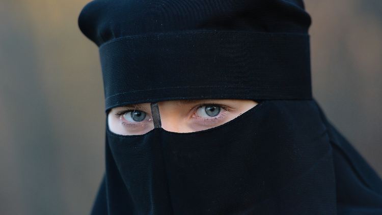 Der Niqab ist ein Gesichtsschleier, der von strenggläubigen muslimischen Frauen getragen wird.