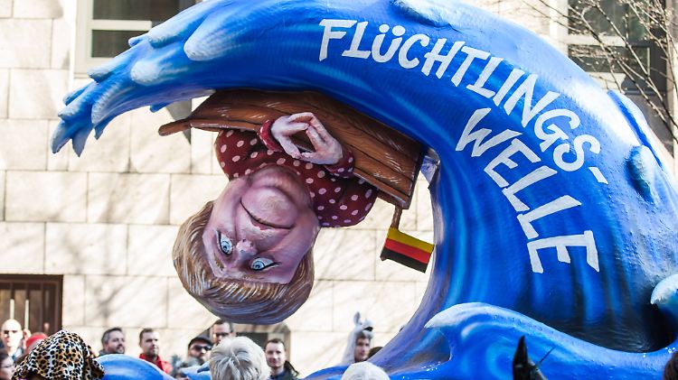 Am Wahltag wurde in Düsseldorf der Rosenmontagszug nachgeholt - auch dort war Merkels Flüchtlingspoilitik ein Thema.