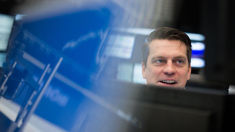 Mit einem Plus von knapp 14 Pünktchen schließt der Dax den Freitagshandel.
