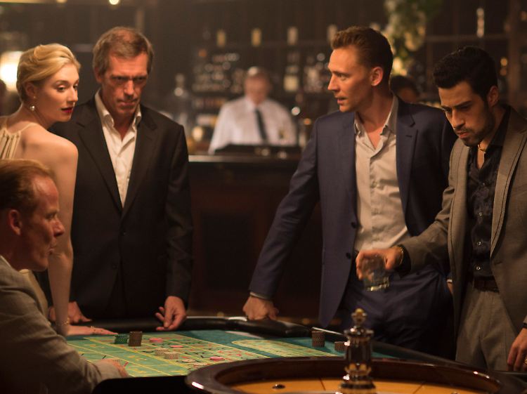 Den Bösewicht (Hugh Laurie) finden Sie selbstverständlich an der Seite der Schönen.