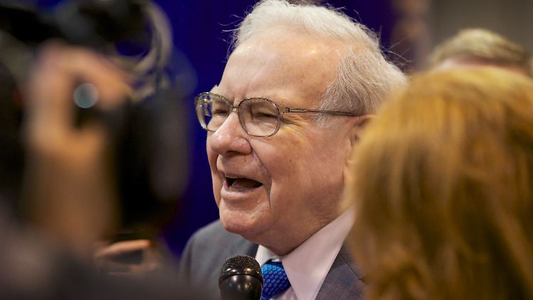 Einer der reichsten Menschen: Warren Buffett. 