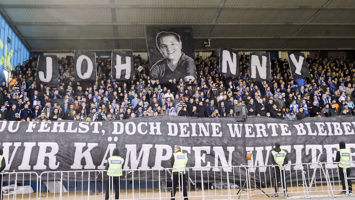 In Darmstadt verabschiedete sich das Stadion sehr emotional von Jonathan "Johnny" Heimes, der mit 26 Jahren einem Krebsleiden erlegen war.