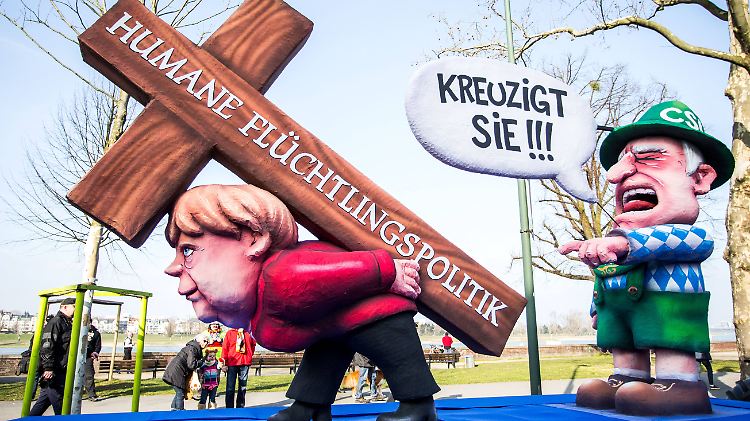 Die Angriffe der CSU gegen Merkels Flüchtlingspolitik waren auch Thema beim nachgeholten Rosenmontagszug in Düsseldorf.