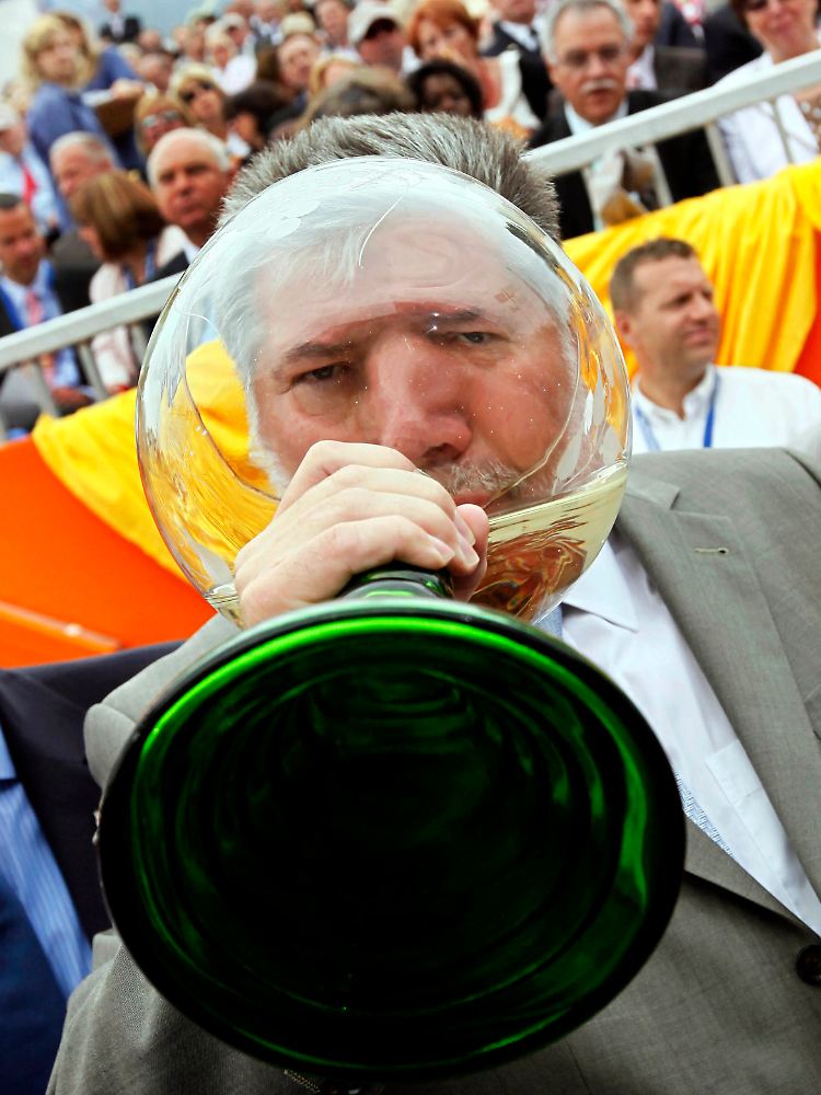 Auch in Deutschland wird gerne Wein getrunken, wie Kurt Beck hier eindrucksvoll demonstriert.