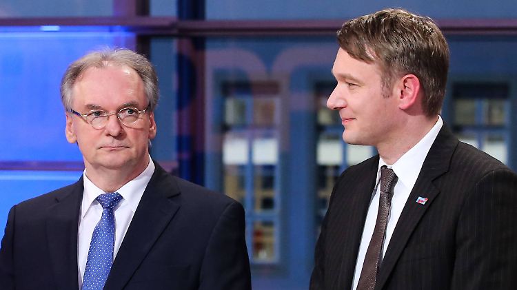 Die AfD mit ihrem Spitzenkandidaten Poggenburg (r) hat Ministerpräsident Haseloff einen Strich durch die Rechnung gemacht.