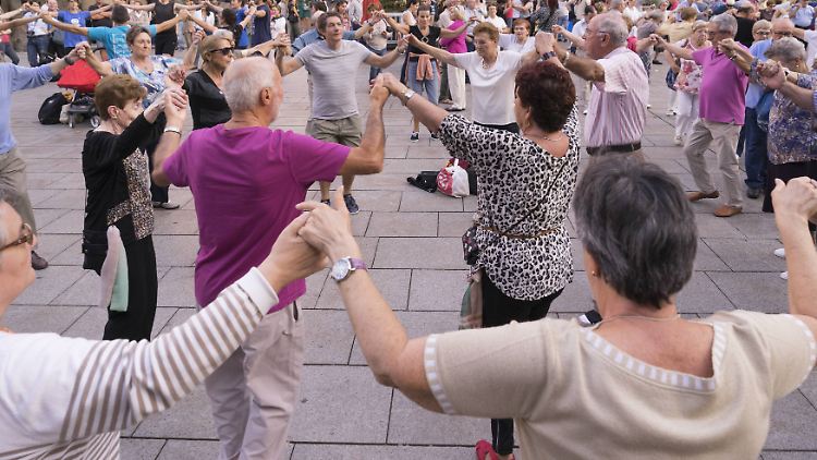 Vor der Kathedrale: Bürger Barcelonas tanzen den katalanischen Volkstanz Sardana.