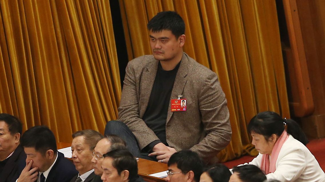 Yao Ming zu Besuch beim Volk