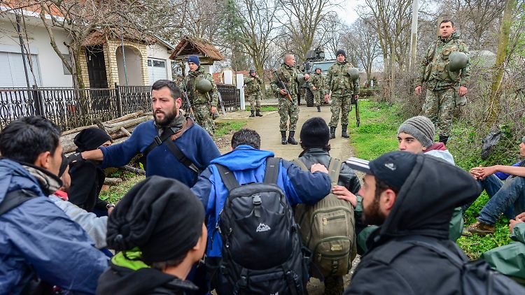 Vorläufiges Ende der Flucht: Bewaffnete Einheiten der mazedonischen Streitkräfte halten die Flüchtlinge auf.