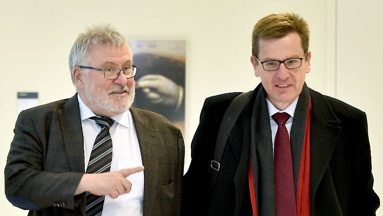 Sitzung des Sonderausschusses BER im Brandenburger Landtag: Flughafenkoordinator Rainer Bretschneider (l.) betritt mit Flughafenchef Karsten Mühlenfeld den Sitzungssaal.