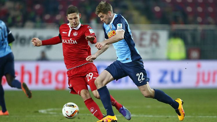 Er trifft dopplet: Der Bochumer Simon Terodde, hier im Zweikampf mit Stipe Vucur vom 1.FC Kaiserslautern.