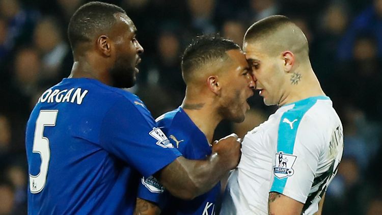 Was Leicester-Spieler Danny Simpson (l.) hier wohl Newcastles Aleksandar Mitrovic sagen wollte? 