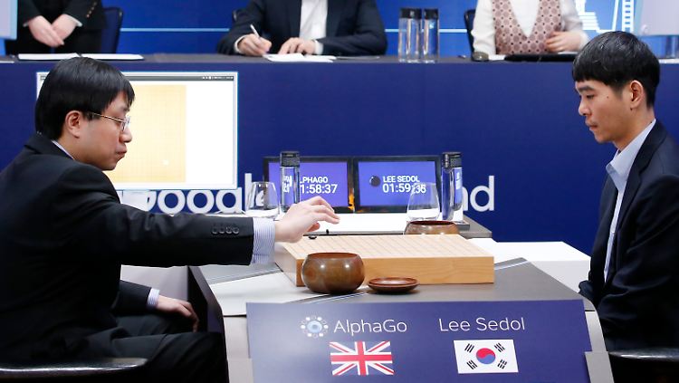 Lee Sedol (r.) begann das fünfte Spiel mit den schwarzen Steinen.